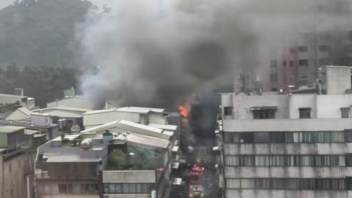 汐止好市多近處火警!交通大癱瘓 巷弄竄火「濃煙飄滿街」
