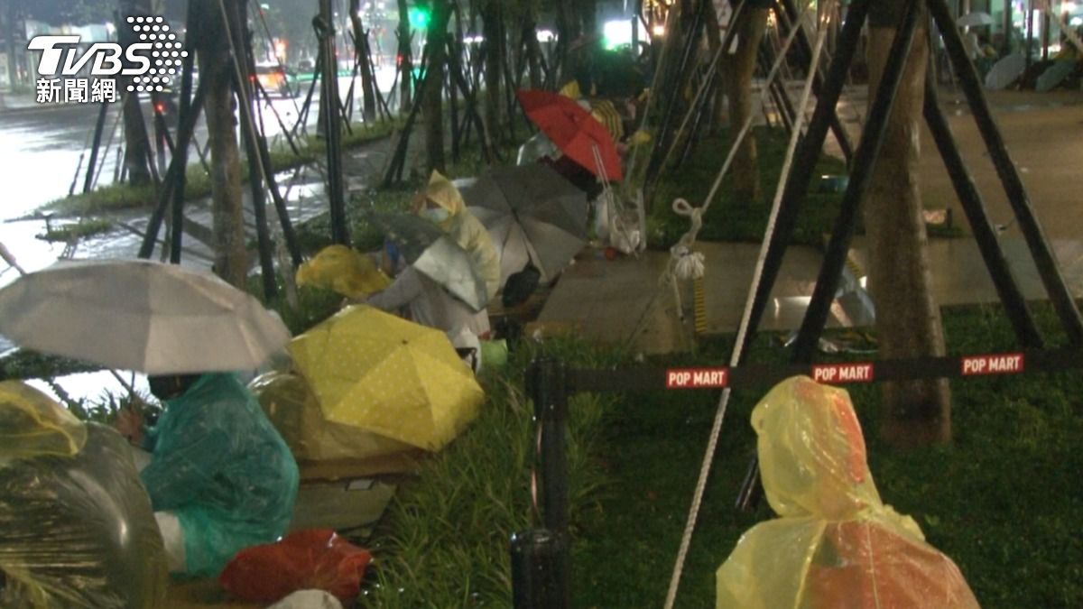 林口OUTLET二館外「一堆銀髮族」!全為這夯品 夜排人龍曝