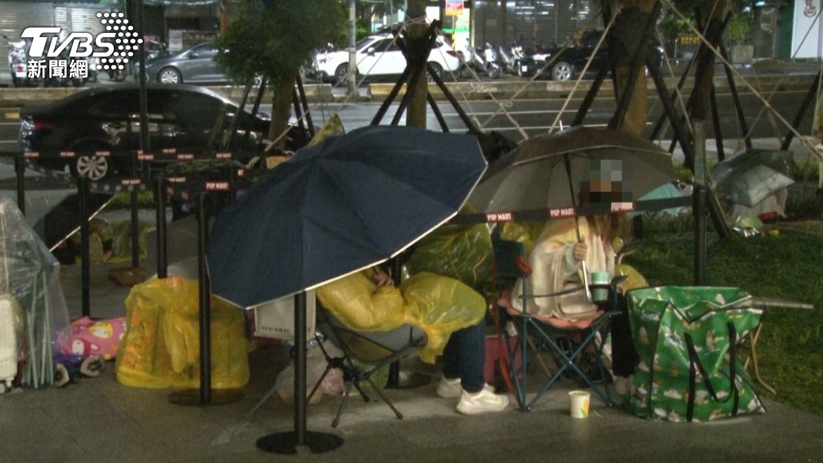 不少民眾皆夜排等待百貨試營運。（圖／TVBS）
