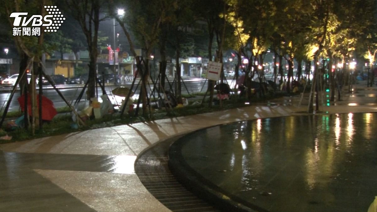 民眾不畏風雨、寒冷排隊。（圖／TVBS）