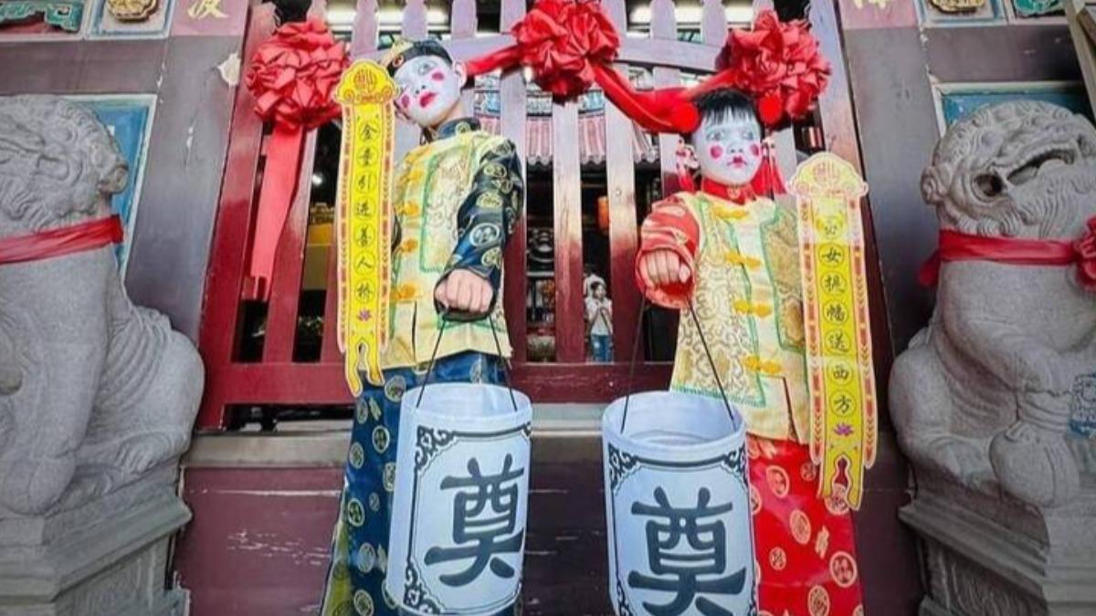 萬聖節扮「金童玉女」衝媽祖廟!燈籠1字網轟爆:殯儀館較適合