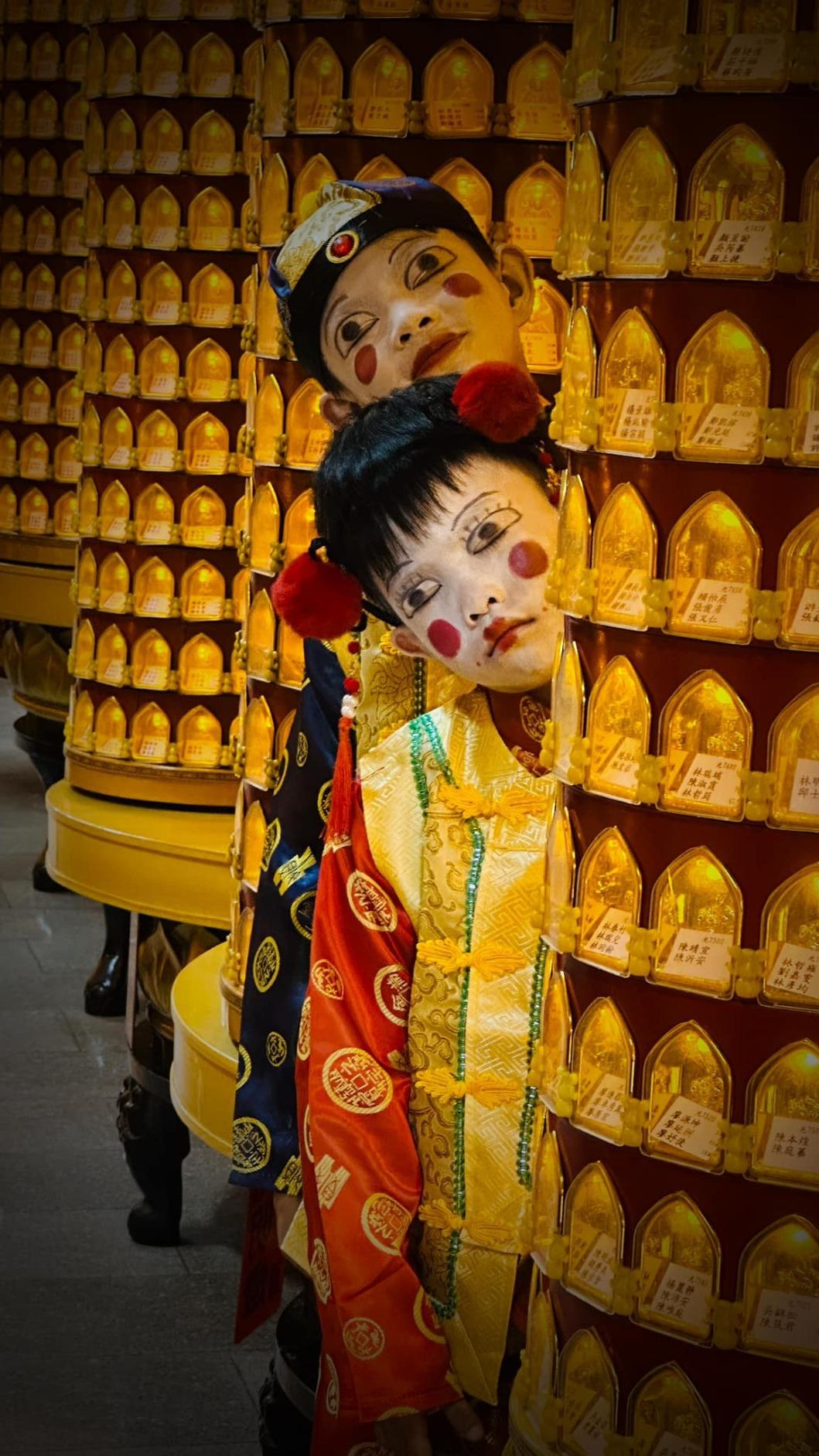 網友不解怎會有人把小孩扮成金童玉女。(圖/翻攝自爆廢公社二館臉書)