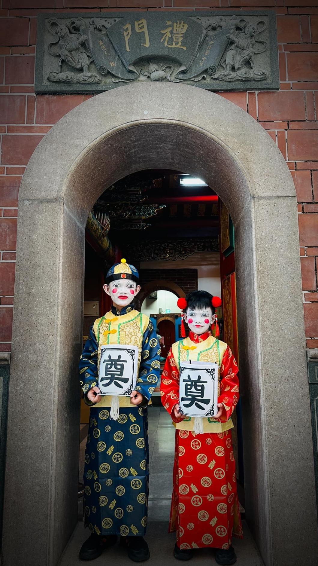 網友不解怎會有人把小孩扮成金童玉女。(圖/翻攝自爆廢公社二館臉書)