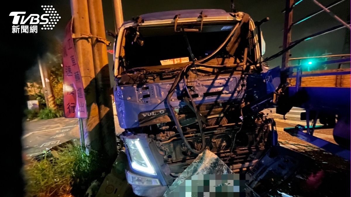 大貨車車頭毀損嚴重。（圖／TVBS）
