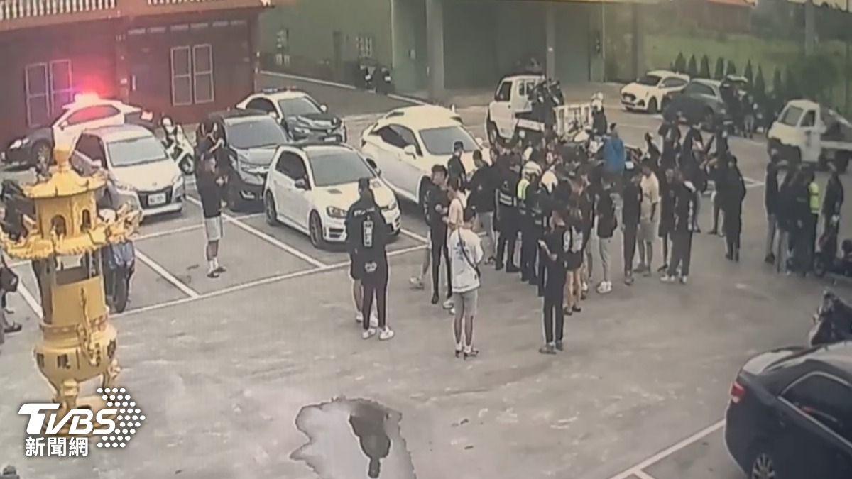 百名黑衣人宮廟前囂張燒胎！警一到全落跑　還有人「假裝拜拜」