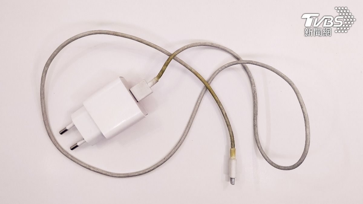 盡量用原廠充電器、充電線可以降低風險。(示意圖/達志影像shutterstock)
