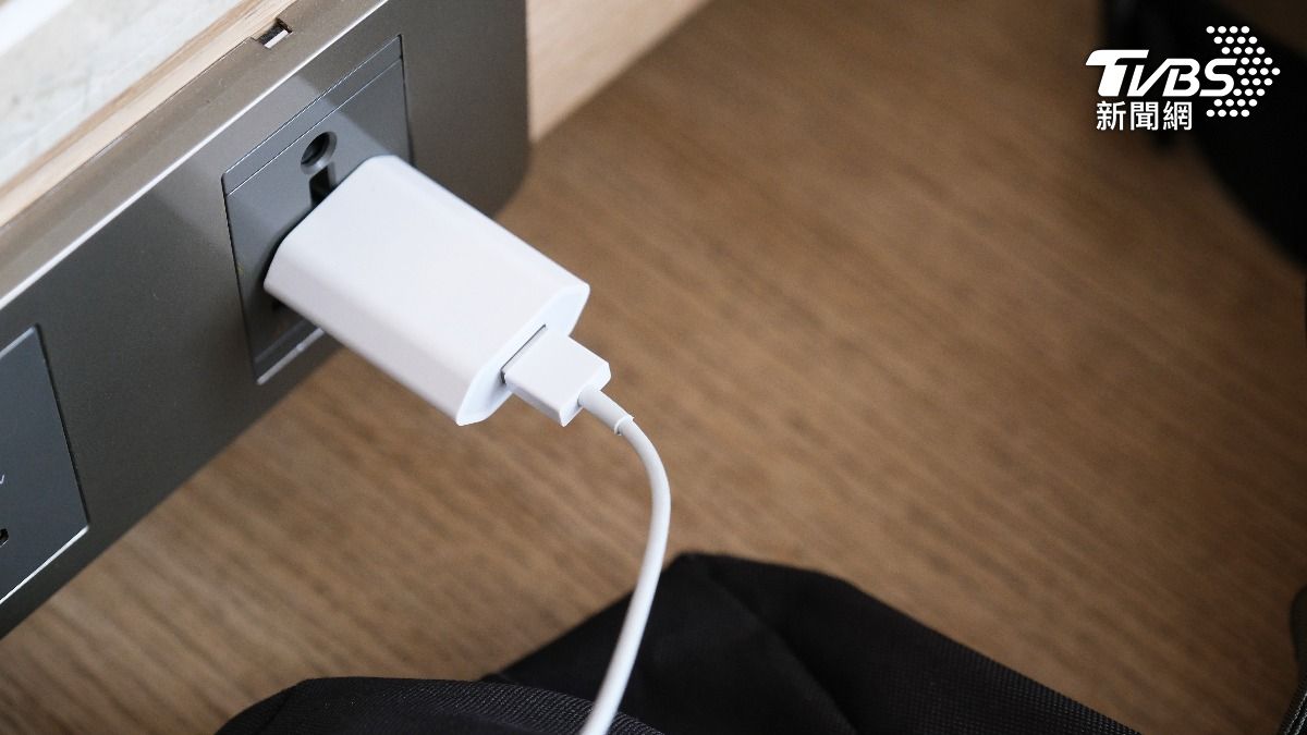 手機充電時不要放在棉被或枕頭下,應該為其保持1個良好的散熱環境。(示意圖/達志影像shutterstock)