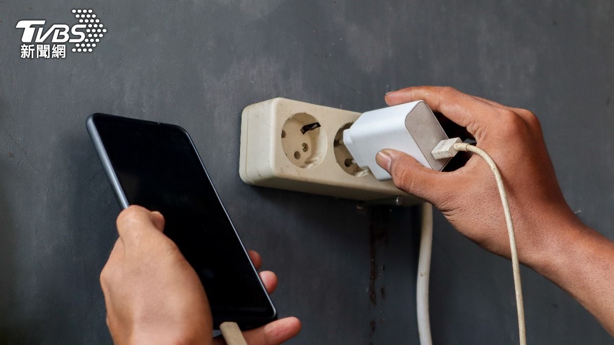 充電器用完都不拔掉?2大充電惡習曝光 放「這裡」最危險