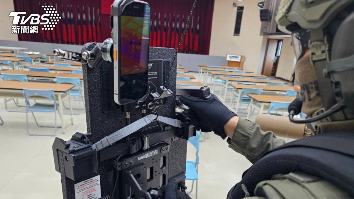 盾牌配備加熱成像設備與MAWL-DA軍規雷射指引器。（圖／TVBS）