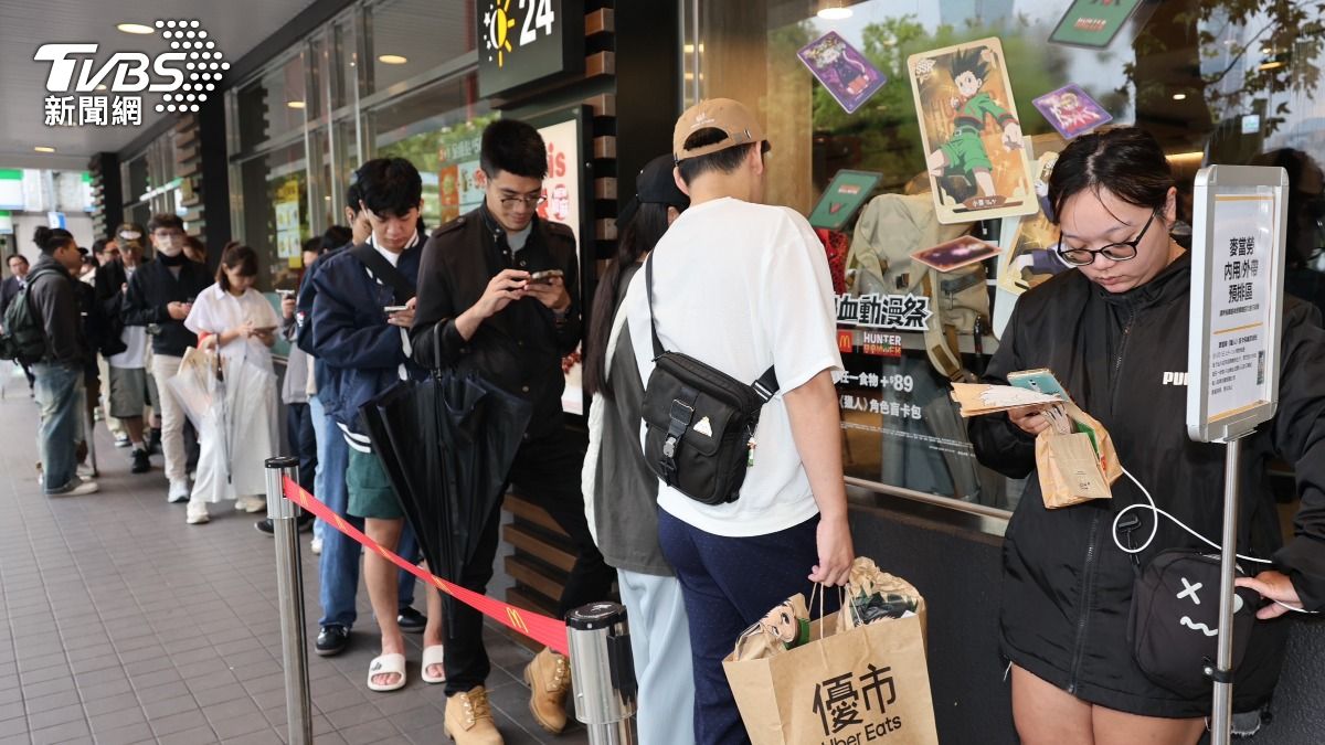 直擊/麥當勞獵人卡開賣爆人潮!頭香7點半到 第一包就中SSR