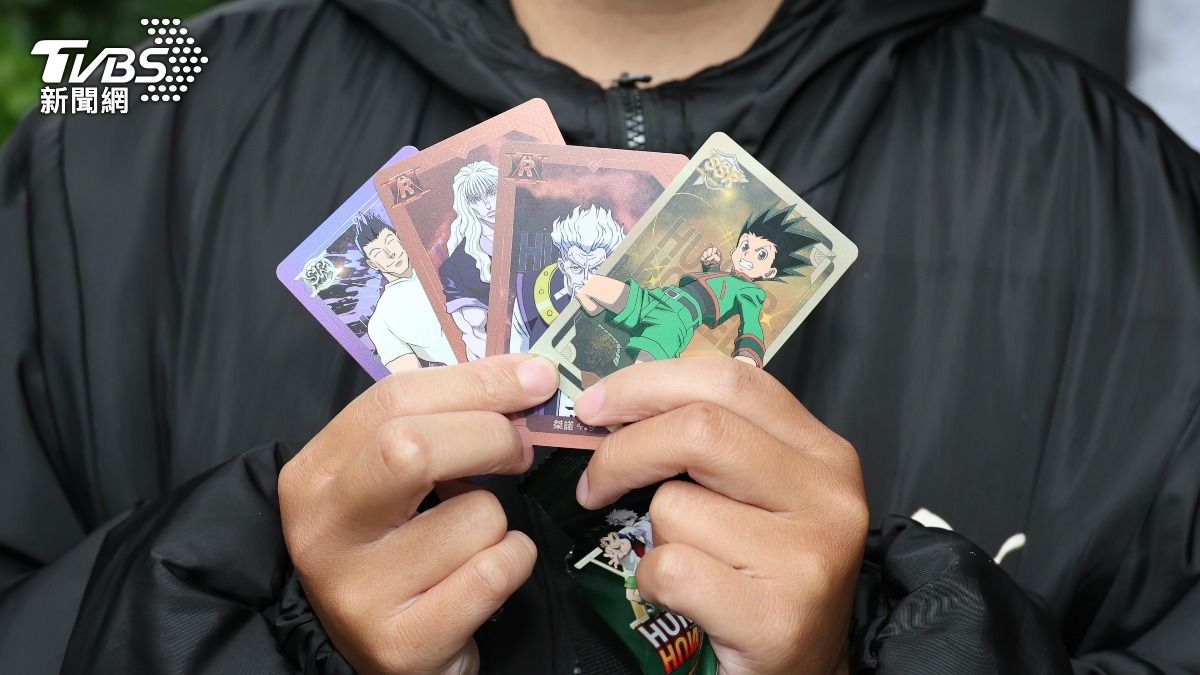 蘇小姐現場開箱第一包卡包,就抽中主角小傑的「SSR獵人傳說角色卡」。(圖/潘建樺攝)