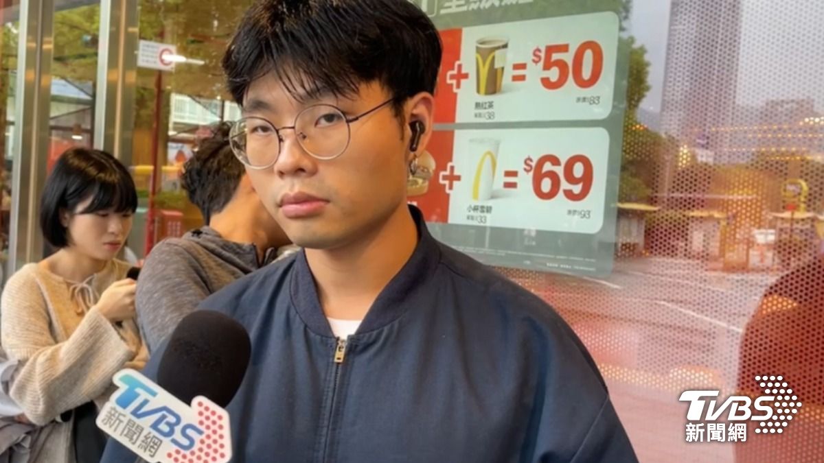 隊伍前段的許先生透露最想抽到西索的SSR卡。(圖/潘建樺攝)
