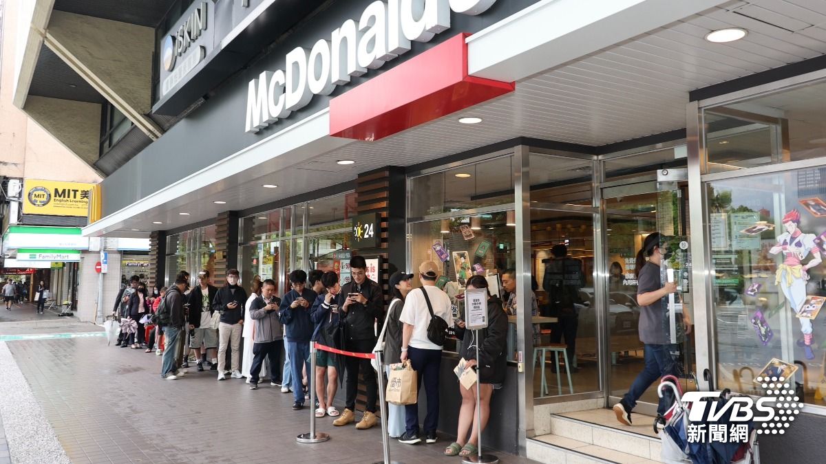 麥當勞光復店排隊人潮。(圖/潘建樺攝)