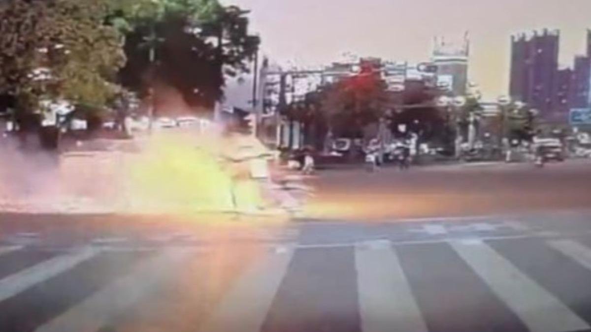 機車自燃「騎士成火人」！著火衝過陸街頭　全身潰爛92％燒傷