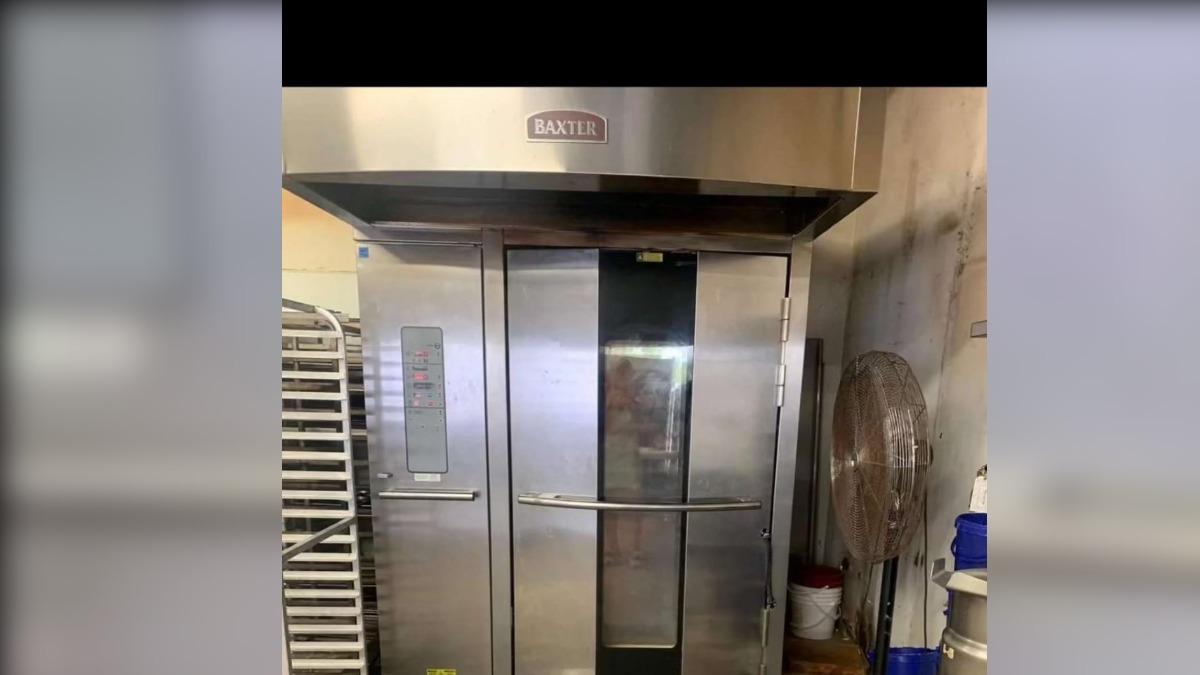 死者被發現陳屍於店內的「大型烘焙烤箱」。(圖/翻攝自X@890_surya)