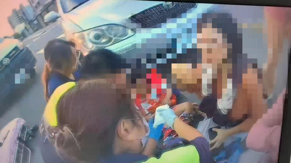 救護人員趕抵現場急救。（圖／TVBS）