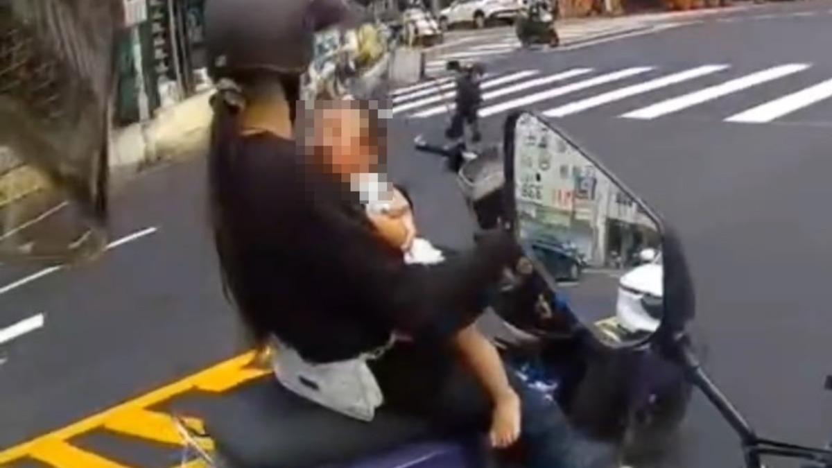 好危險!桃園女邊騎車邊「單手抱嬰」 警方要罰了
