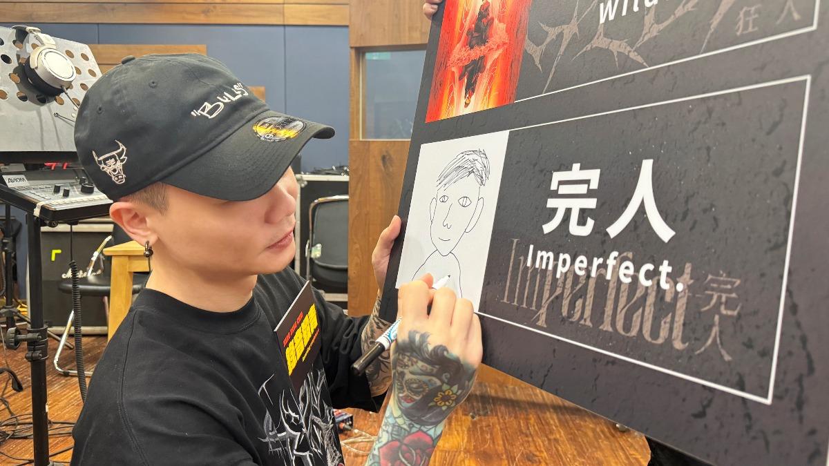 蕭秉治透過手繪搶先曝光《完人》專輯封面。(圖/相信音樂提供)