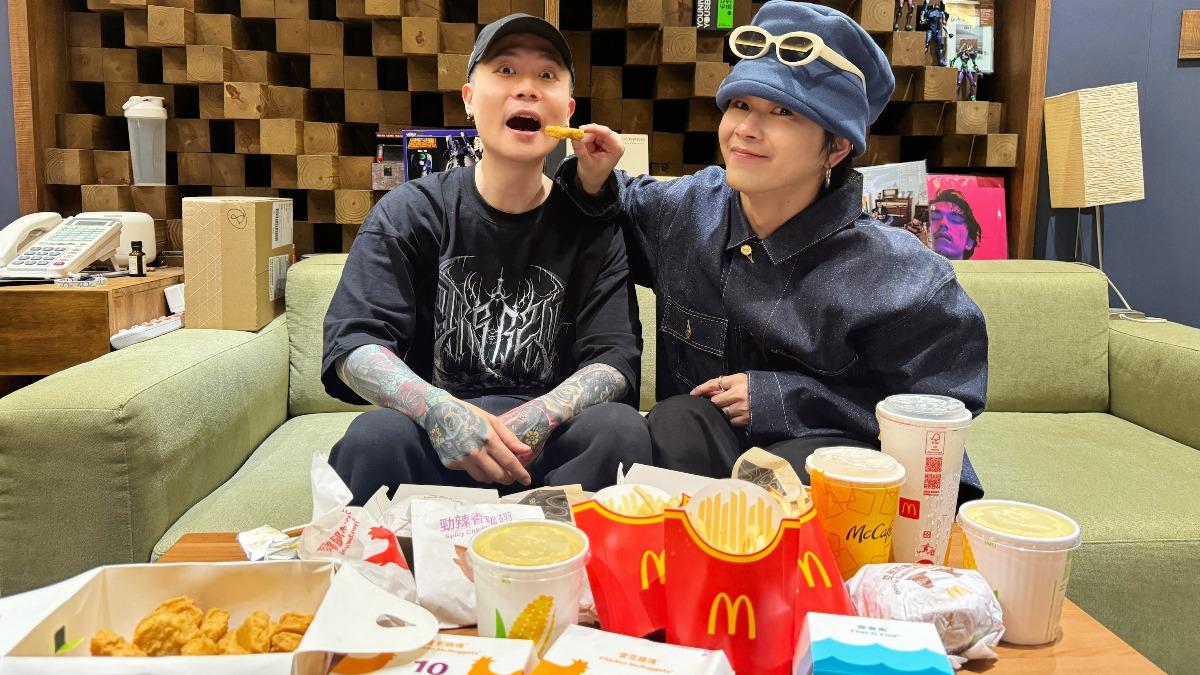 麋先生聖皓(右)準備速食大餐,替蕭秉治慶祝專輯殺青。(圖/相信音樂提供)