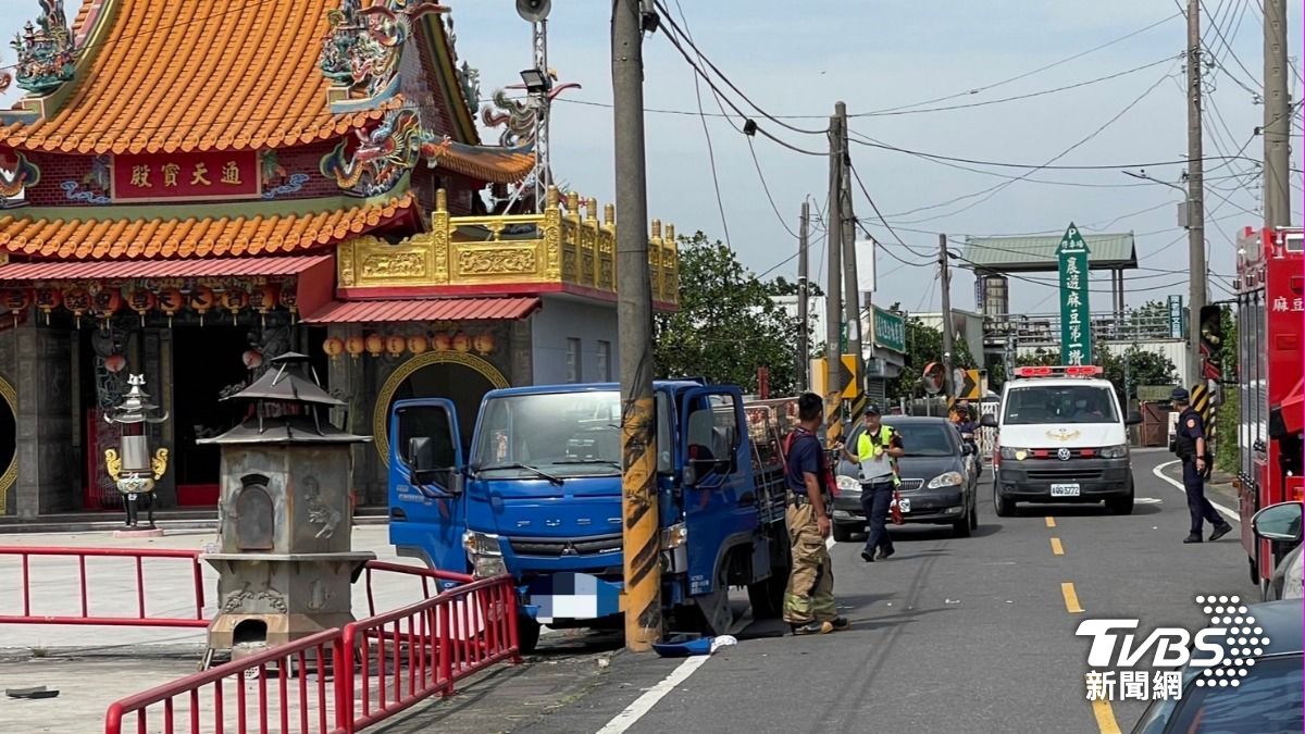 快訊/台南麻豆關帝廟外「載雞小貨車」撞電杆 駕駛送醫不治