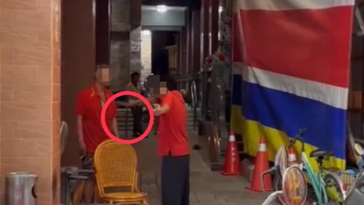 屏東阿伯火爆衝突!他吵不過「怒揮水果刀」 英勇路人上前奪刀
