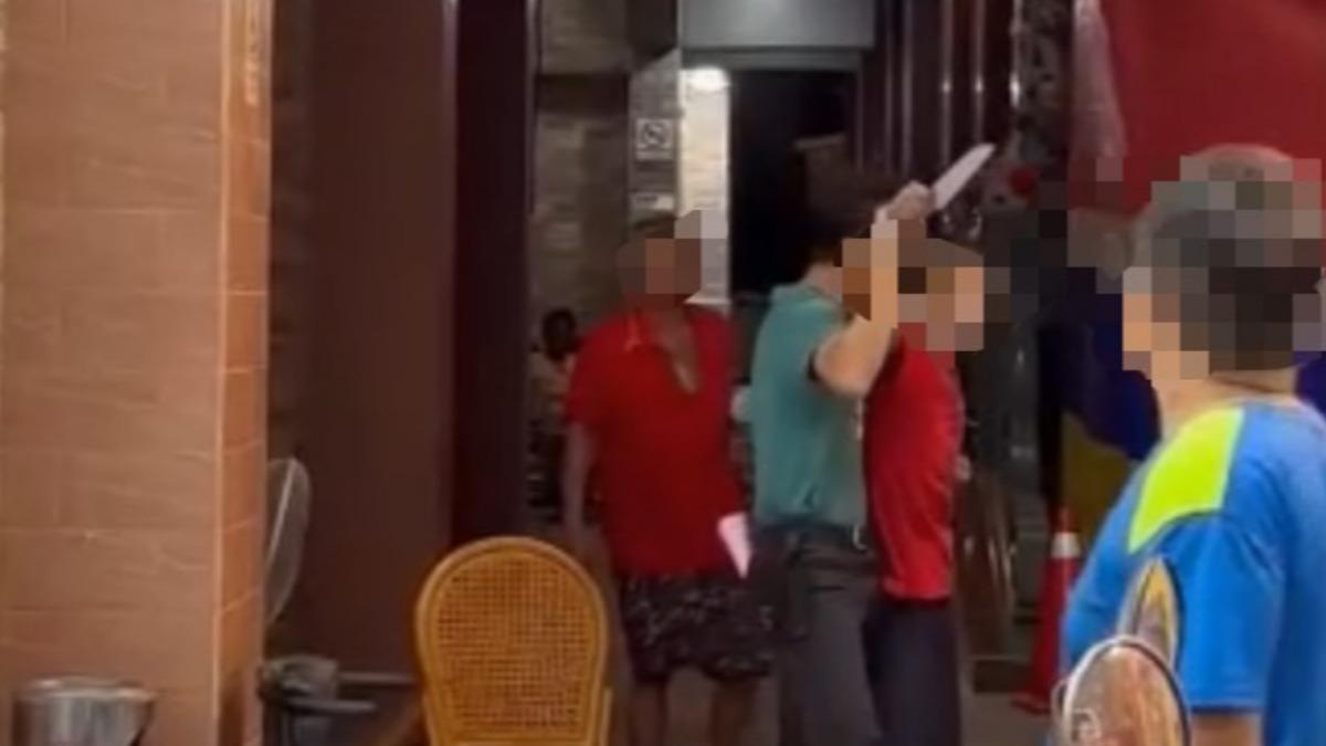 身穿綠色上衣的男子英勇上前將水果刀奪下。(圖/翻攝自屏東小鎮資訊)