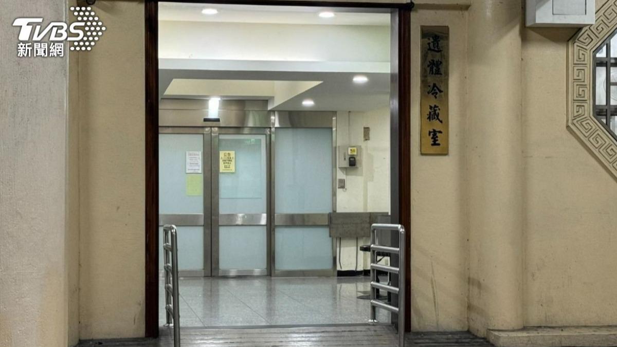 板殯貨梯墜落暫停使用　2樓24具遺體全靠人力搬下樓