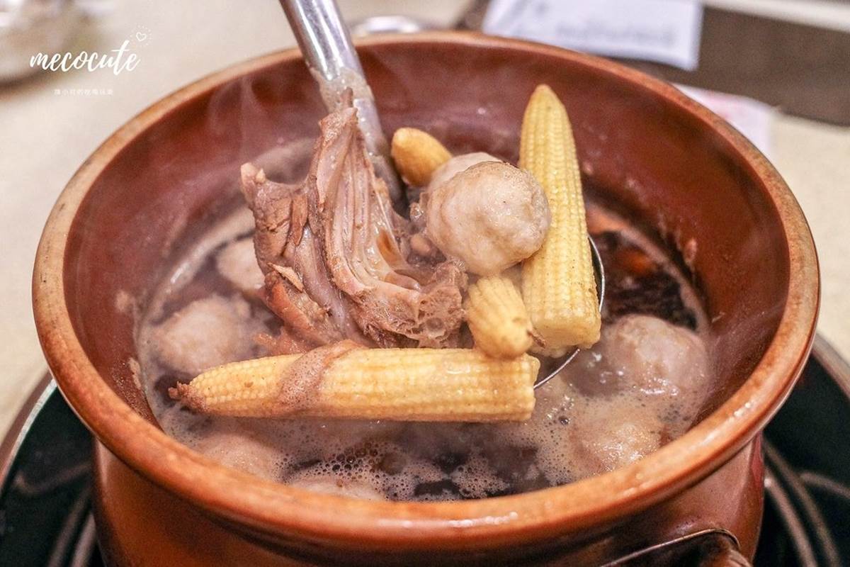 薑母鴨的鴨肉軟嫩不柴,湯頭也很濃郁,麻油和薑香交織,喝起來溫和不辣口。(圖/陳小可的吃喝玩樂提供)