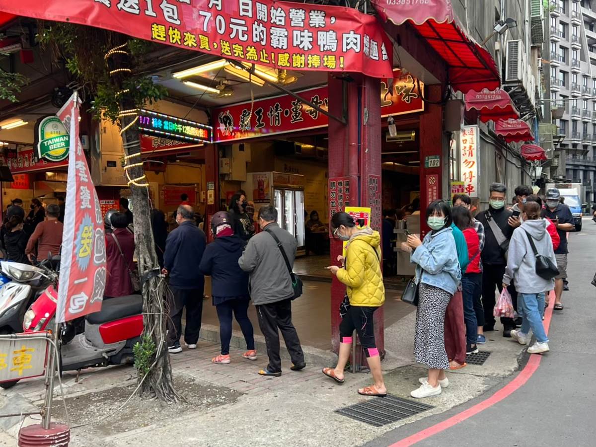店外經常是排隊排到隔壁巷弄的盛況,門口有時還會安排專人指揮交通。(圖/陳小可的吃喝玩樂提供)