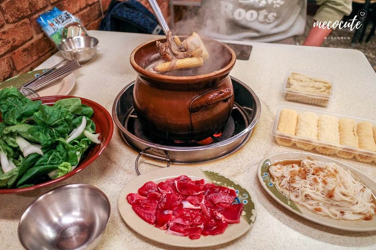 「薑母鴨」(300元)裡頭的火鍋料、配料需額外加點,但客人也可以選擇點套餐。(圖/陳小可的吃喝玩樂提供)