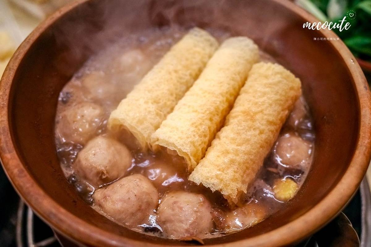 「霸味捲」(70元)超會吸湯,吃起來還比一般豆皮更軟。(圖/陳小可的吃喝玩樂提供)