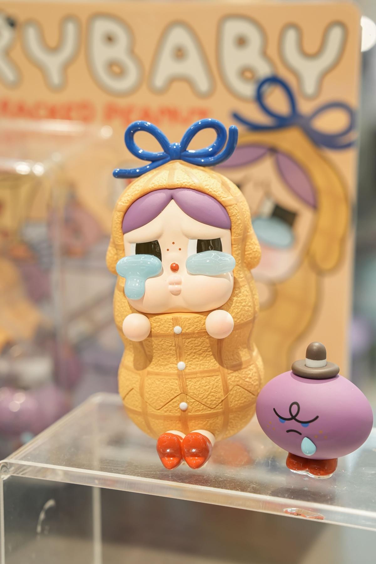 最新發表熱門款式「CRYBABY 破碎花生手辦」限量開賣,售價980元。(圖/POP MART提供)