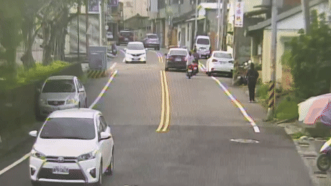 黃男翻車到對向。(圖/TVBS)