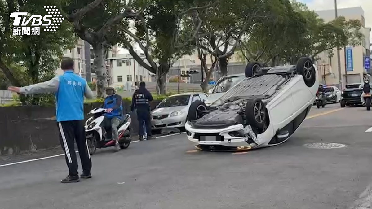 整輛車四輪朝天。(圖/TVBS)