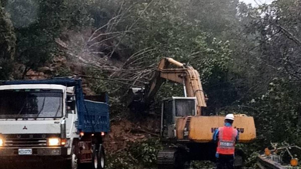 公路局接獲通報後,立即派員前往搶修並管制通行。(圖/翻攝自公路局)