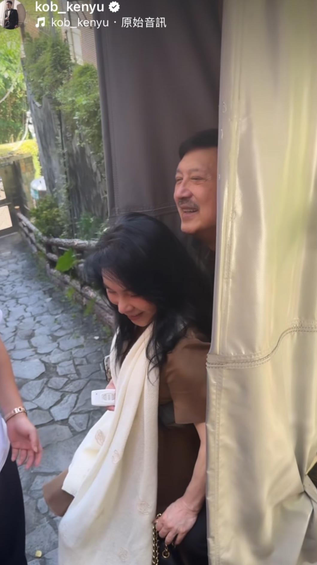 李亞萍和余天擠在電動輔助椅。(圖/翻攝余祥銓IG)