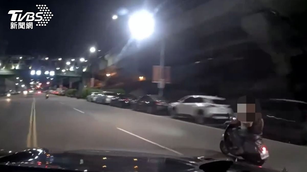 蛇行逆向撞警車！蘆洲貼牌機車猴　藏刀拒檢慘被壓制