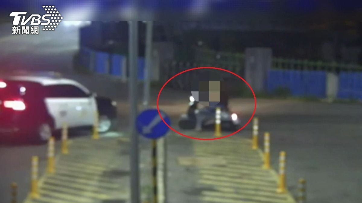 雙載機車拒檢逃逸，過程中還衝撞警車。（圖／TVBS）