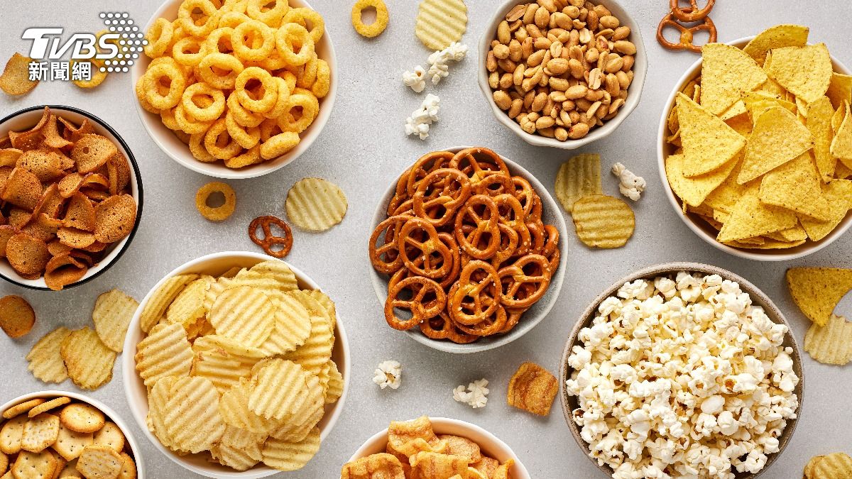 許多人無法抗拒吃零食的慾望。(示意圖/達志影像shutterstock)