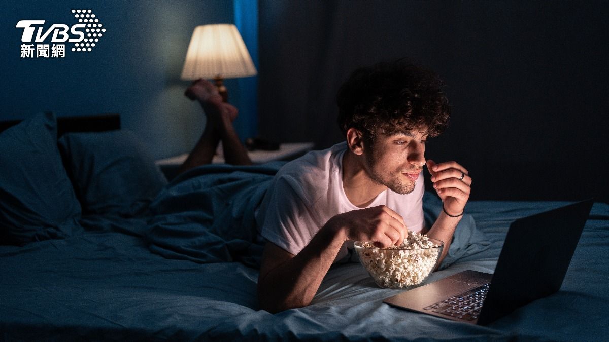熬夜和看東西覺得無聊也是吃零食的主因。(示意圖/達志影像shutterstock)