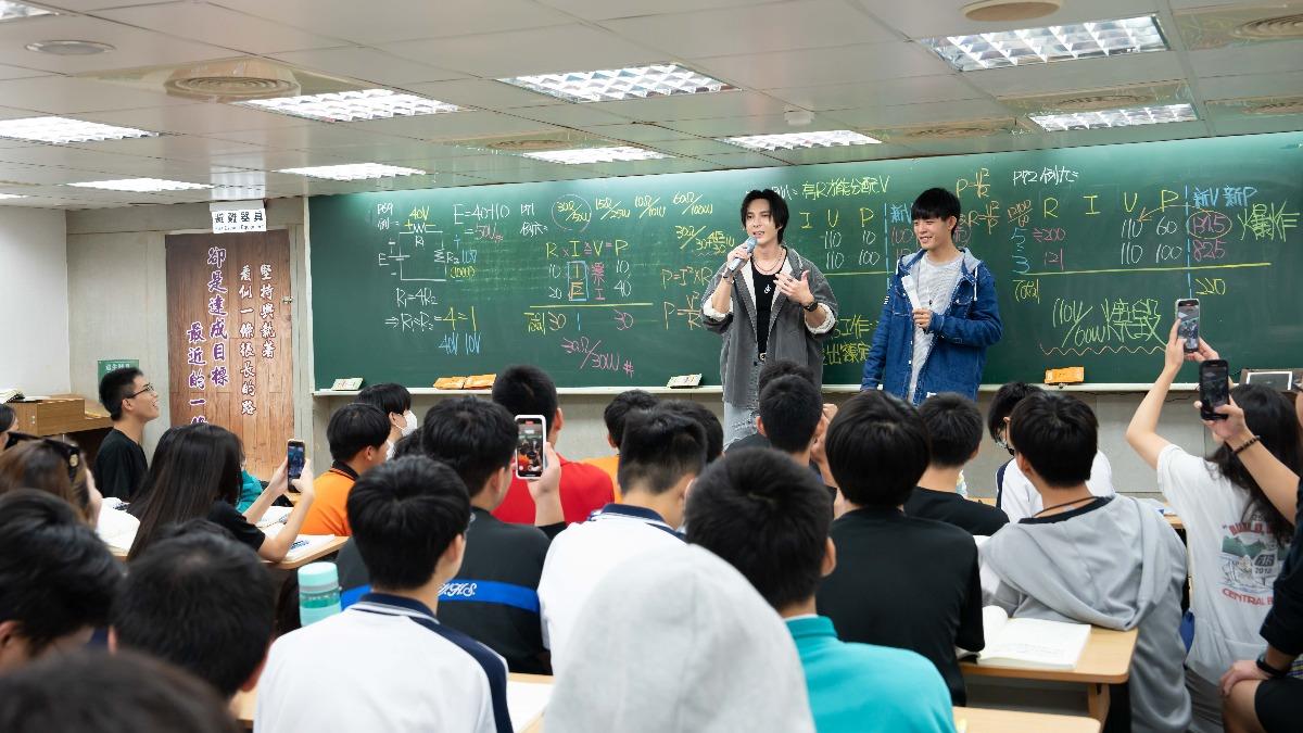 陳勢安一現身就吸引學生搶拍。(圖/索尼音樂提供)