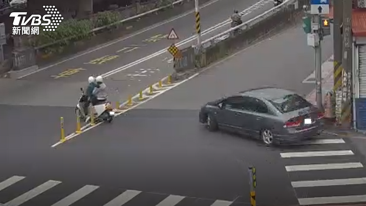 車輛時常違規右轉上大漢橋。(圖/TVBS)