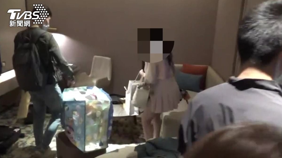 女子為黃牛網站共犯,遭警方一起鎖定逮捕。(圖/TVBS)