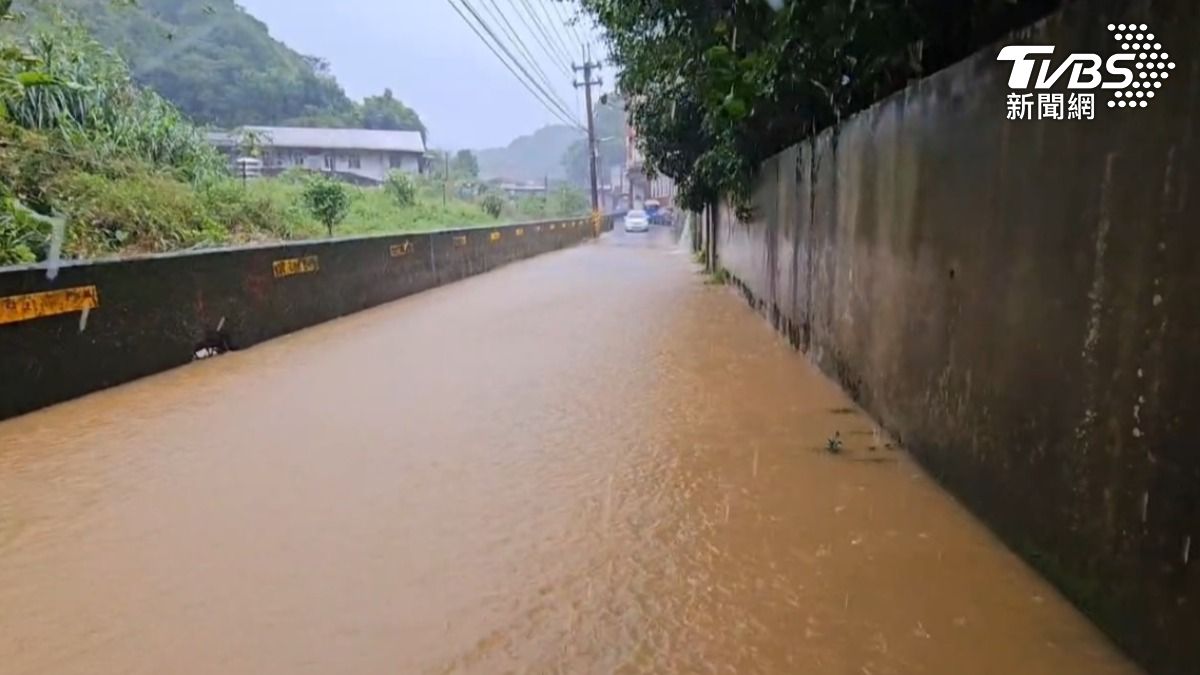 基隆七堵區自強路路面已出現積水。（圖／TVBS）