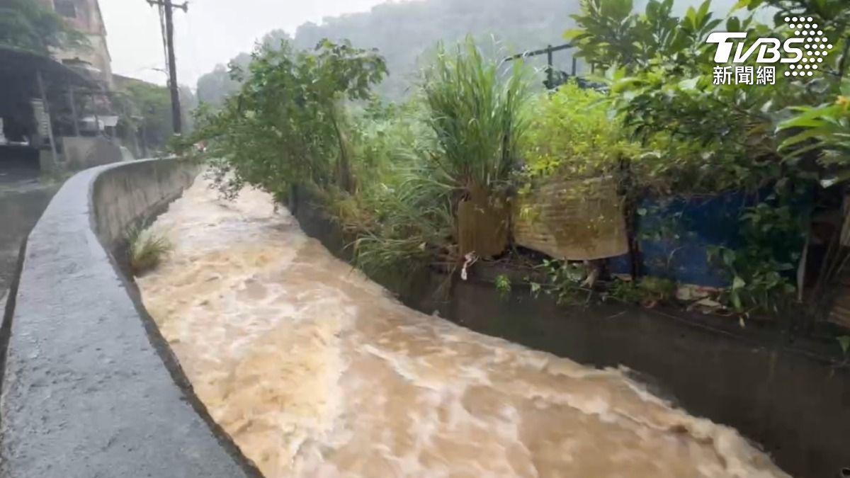 溪水因大雨上漲。（圖／TVBS）