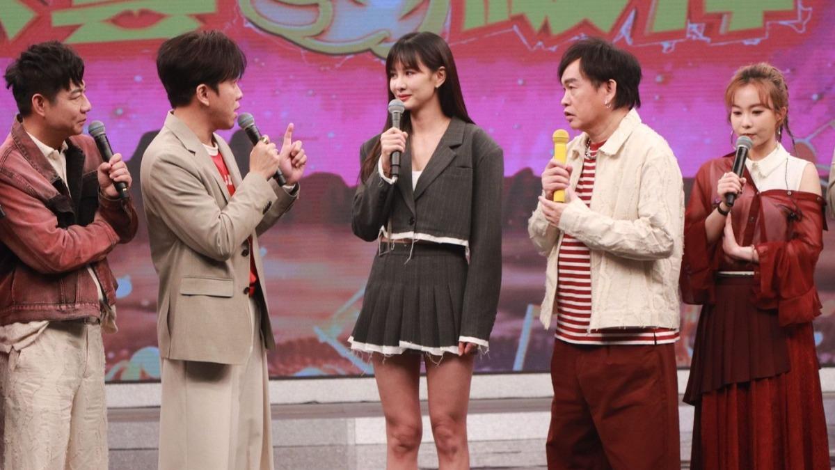 陳隨意(左起)、許志豪、安心亞、康康、杜忻恬日前進棚錄影。(圖/中視提供)