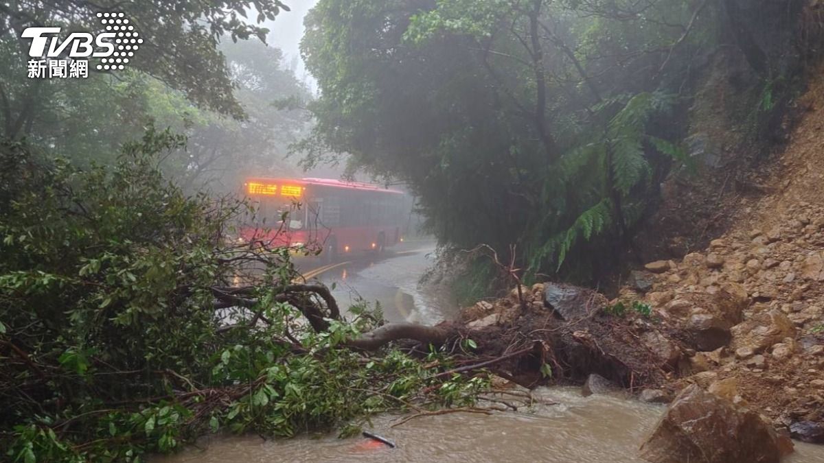 快訊/豪雨釀災!陽明山土石崩落 陽金公路成泥流雙向封閉