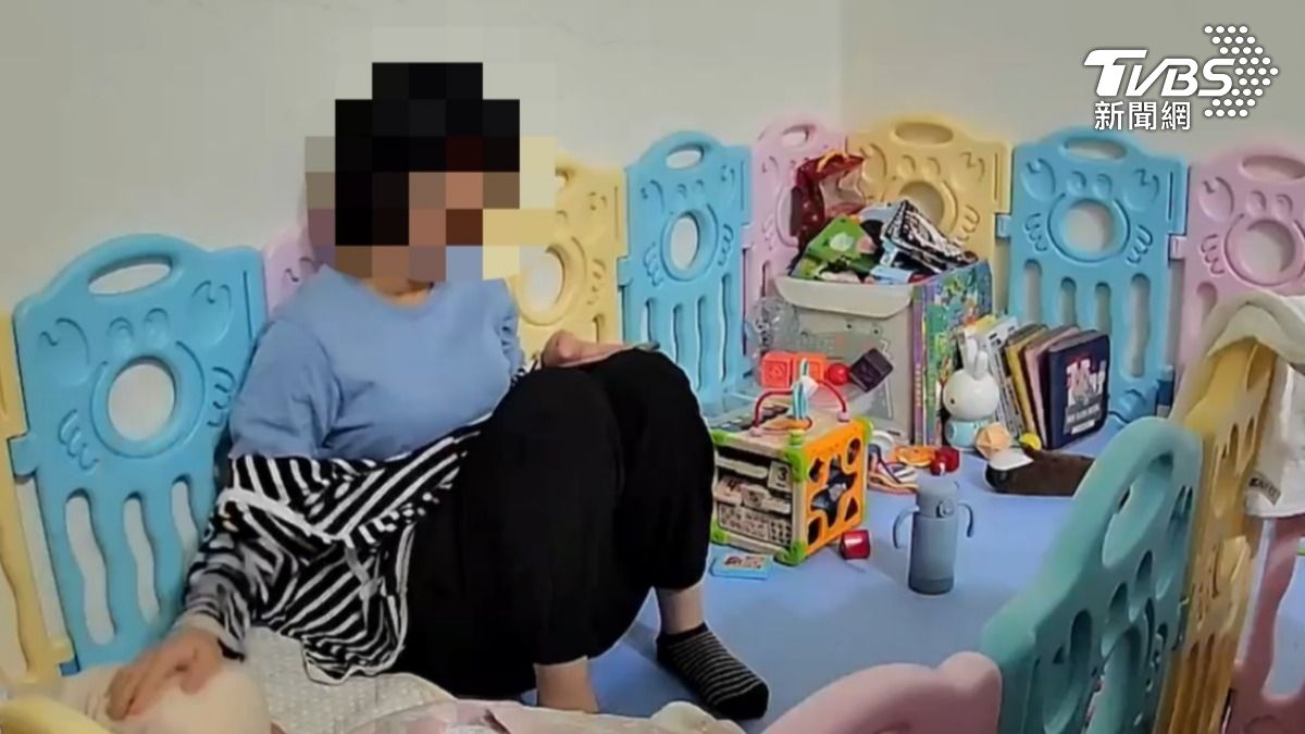 保母故意用毛巾將頭包住用力拍打。（圖／TVBS）