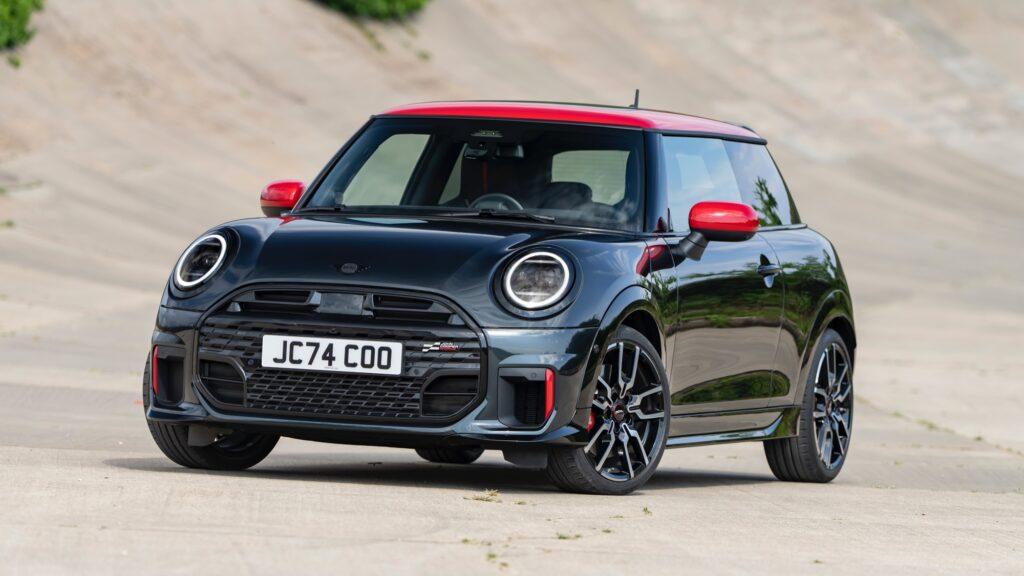 全新Mini John Cooper Works車型保有經典的紅色裝飾。(圖/ Mini提供)