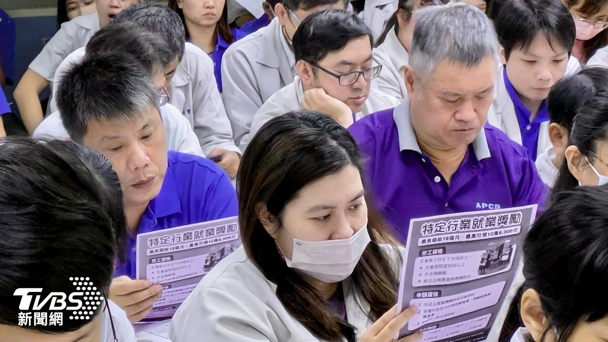 召開就業服務,現場提供2場次的失業給付申請及就業獎助說明會,讓競國員工瞭解相關資訊。(圖/新北市勞工局提供)